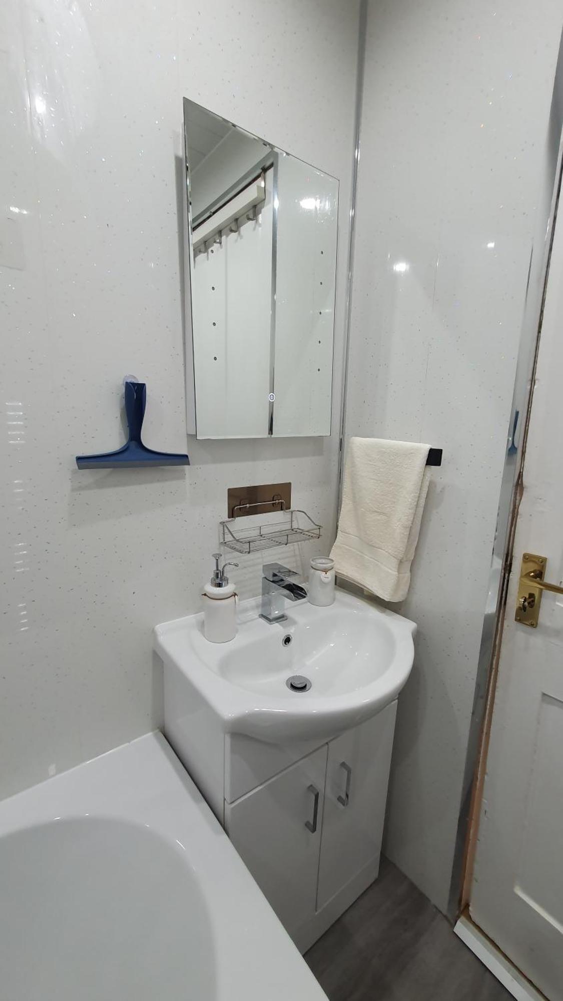 Beautiful Ground Floor Flat Near Haymarket เอดินบะระ ภายนอก รูปภาพ
