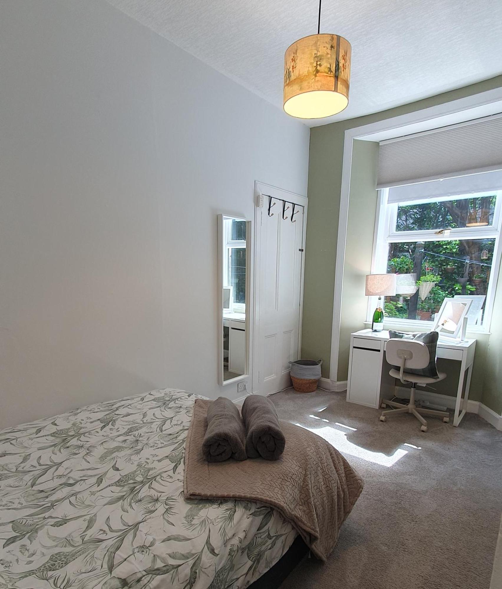 Beautiful Ground Floor Flat Near Haymarket เอดินบะระ ภายนอก รูปภาพ